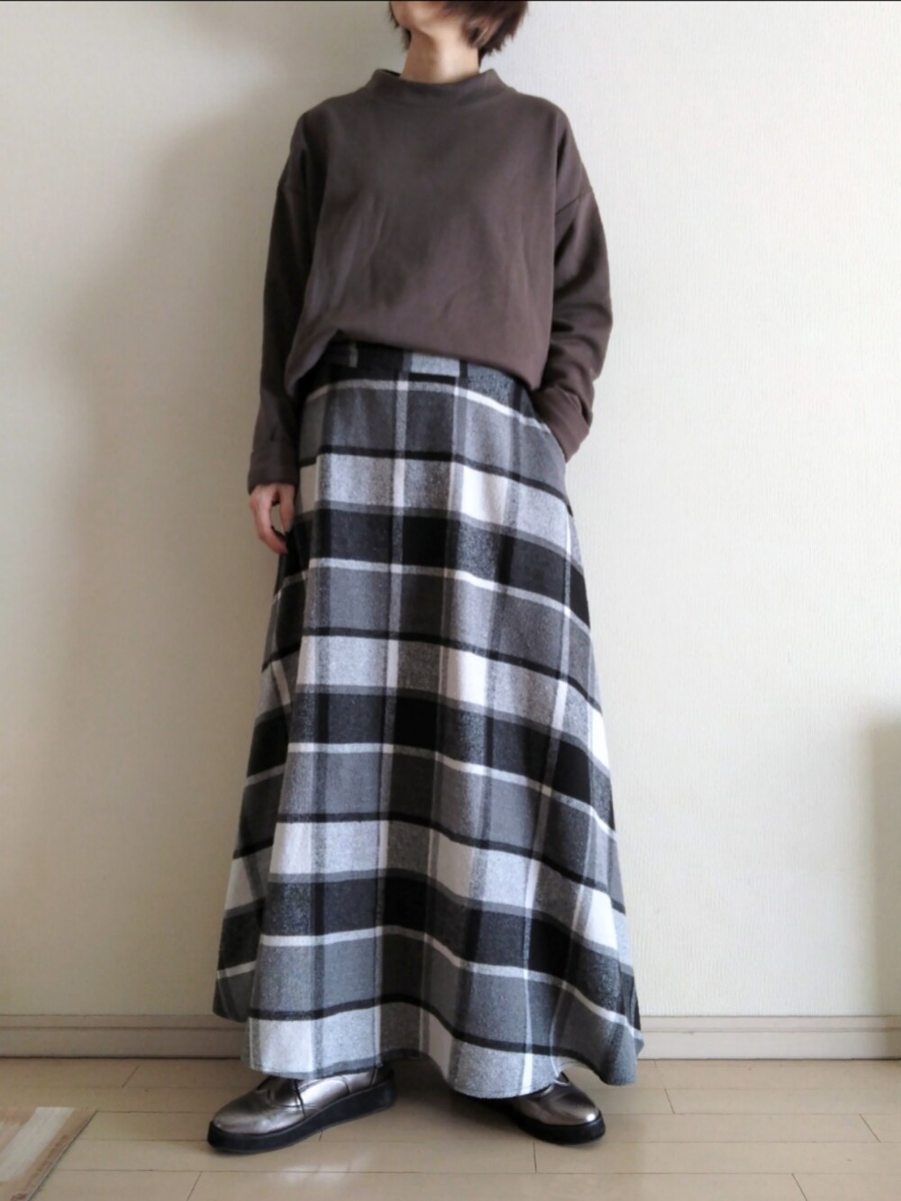 ブラック系のブルゾン、グリーン系のスウェット、ブラック系のスカートを着用したレディースの冬コーディネートの2枚目の写真