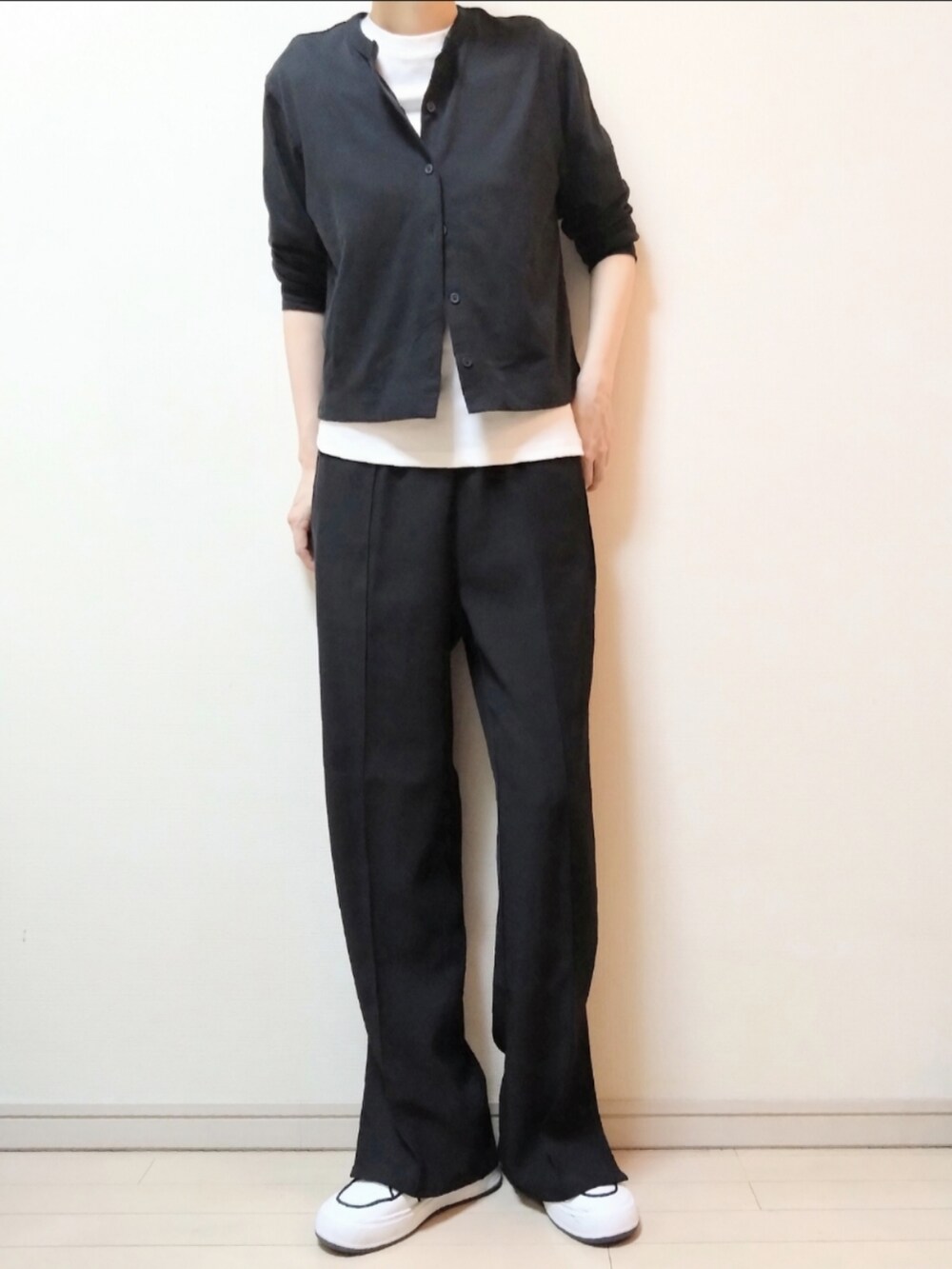 ブラック系のカーディガン/ボレロ、ホワイト系のTシャツ/カットソー、ブラック系のパンツを着用したレディースの夏コーディネートの2枚目の写真