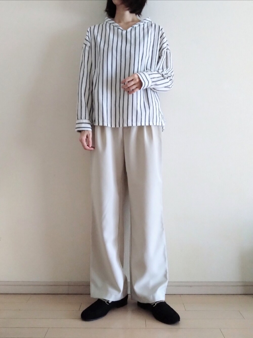 ホワイト系のシャツ/ブラウス、ブラック系のカーディガン/ボレロ、ホワイト系のその他パンツを着用したレディースの秋コーディネートの2枚目の写真