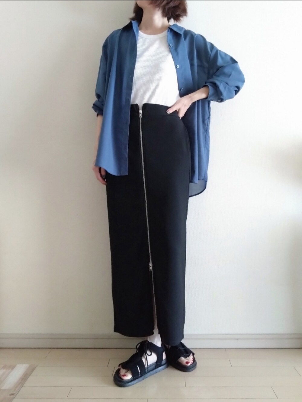 ブルー系のシャツ/ブラウス、ホワイト系のタンクトップ、ブラック系のスカートを着用したレディースの夏コーディネートの2枚目の写真