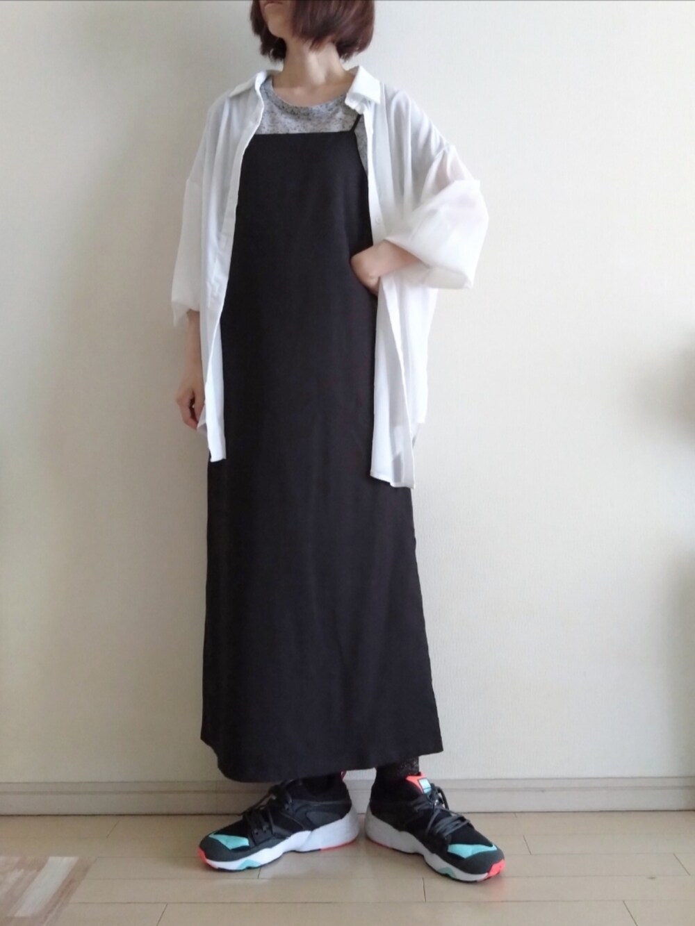 ブラック系のワンピース、グレー系のTシャツ/カットソー、ホワイト系のシャツ/ブラウスを着用したレディースの春コーディネートの2枚目の写真