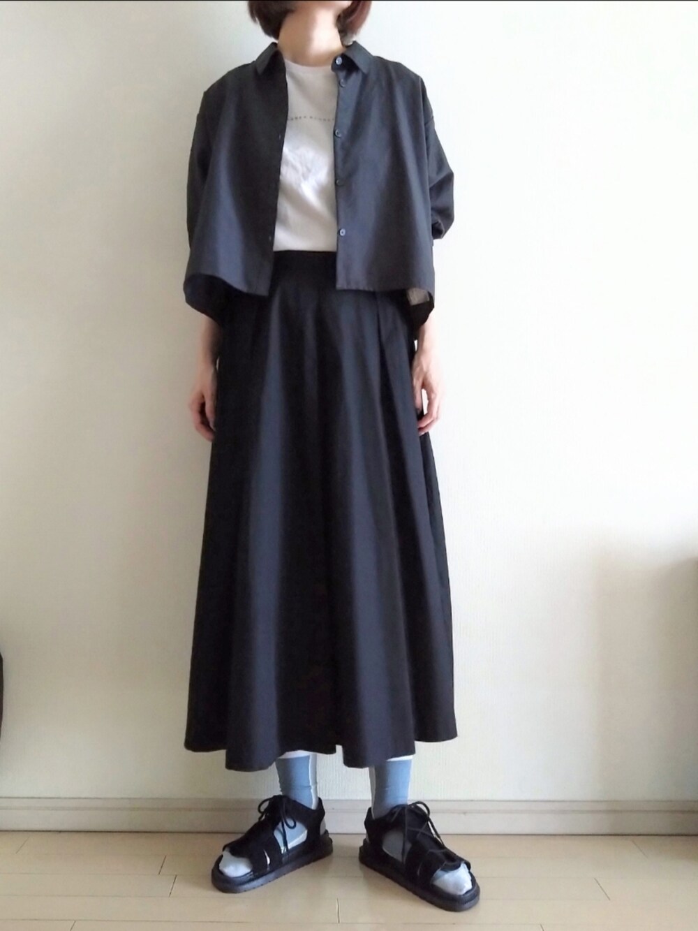 グレー系のシャツ/ブラウス、ベージュ系のTシャツ/カットソー、ブラック系のスカートを着用したレディースの秋コーディネートの2枚目の写真