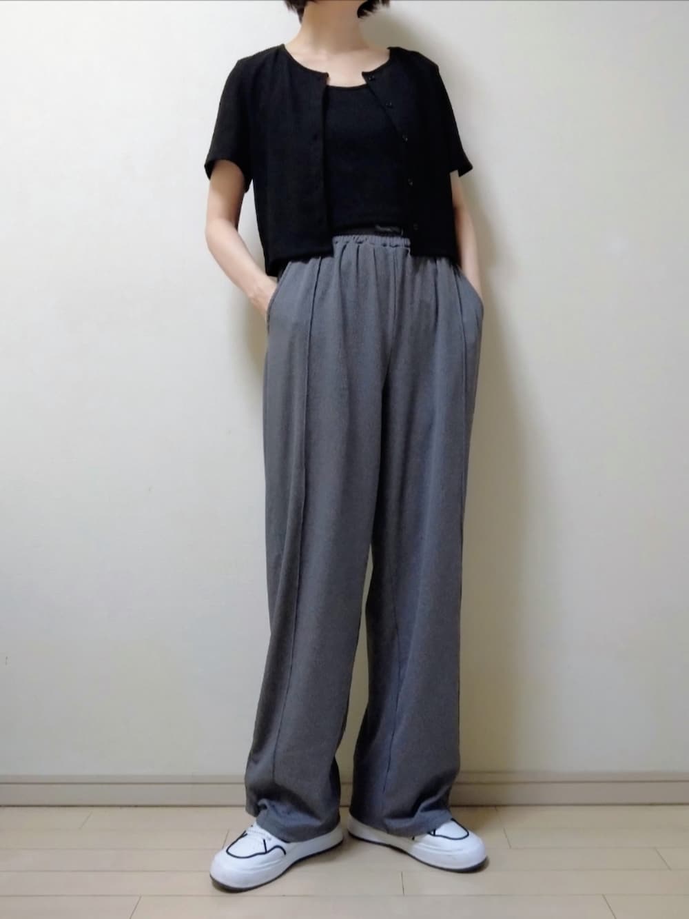 ブラック系のカーディガン/ボレロ、グレー系のその他パンツ、ホワイト系のスニーカーを着用したレディースの夏コーディネートの2枚目の写真