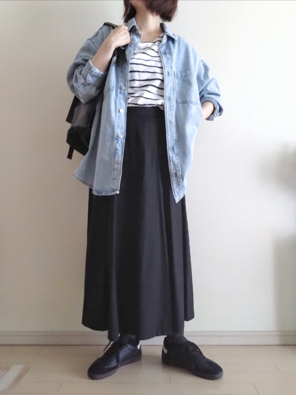 ブルー系のシャツ/ブラウス、その他のTシャツ/カットソー、ブラック系のスカートを着用したレディースの春コーディネートの2枚目の写真