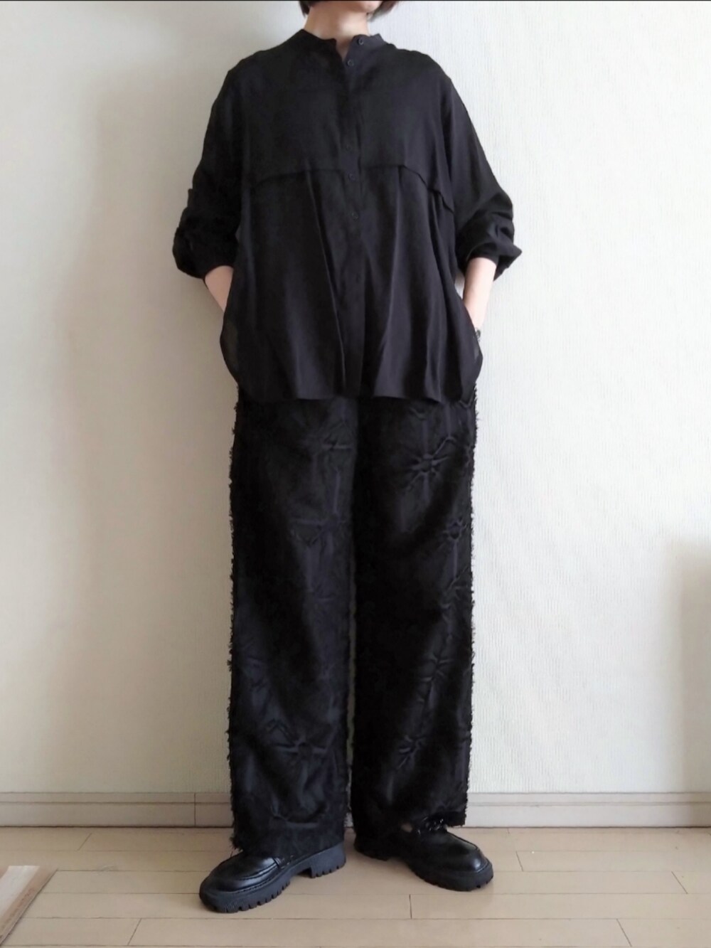 ブラック系のシャツ/ブラウス、ブラック系のキャミソール、ブラック系のその他パンツを着用したレディースの春コーディネートの3枚目の写真