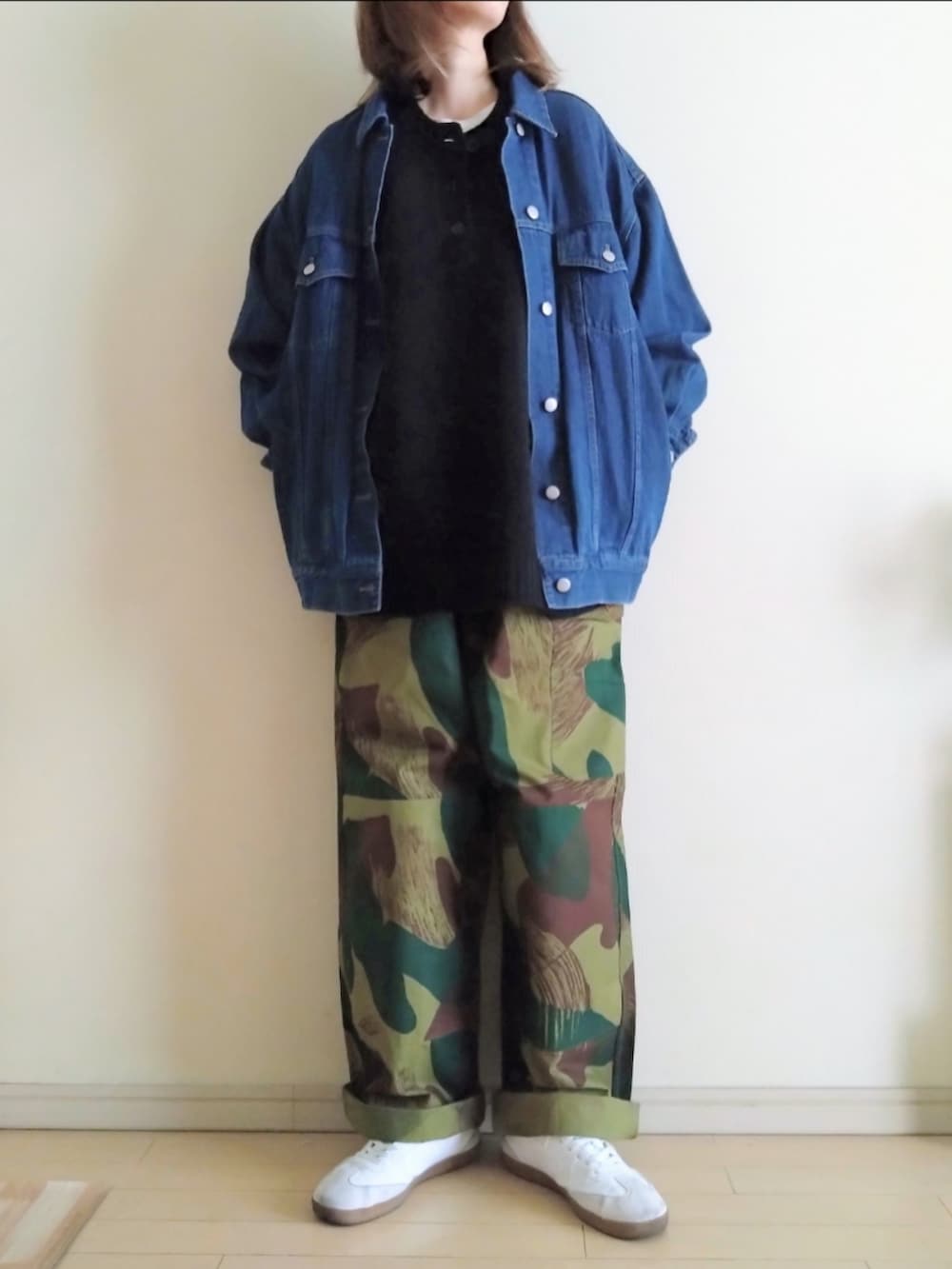 ブラック系のニット/セーター、ブルー系のデニムジャケット、その他のその他パンツを着用したレディースの秋コーディネートの2枚目の写真