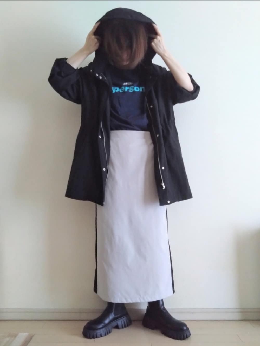 ブラック系のブルゾン、ブルー系のTシャツ/カットソー、ベージュ系のスカートを着用したレディースの春コーディネートの2枚目の写真