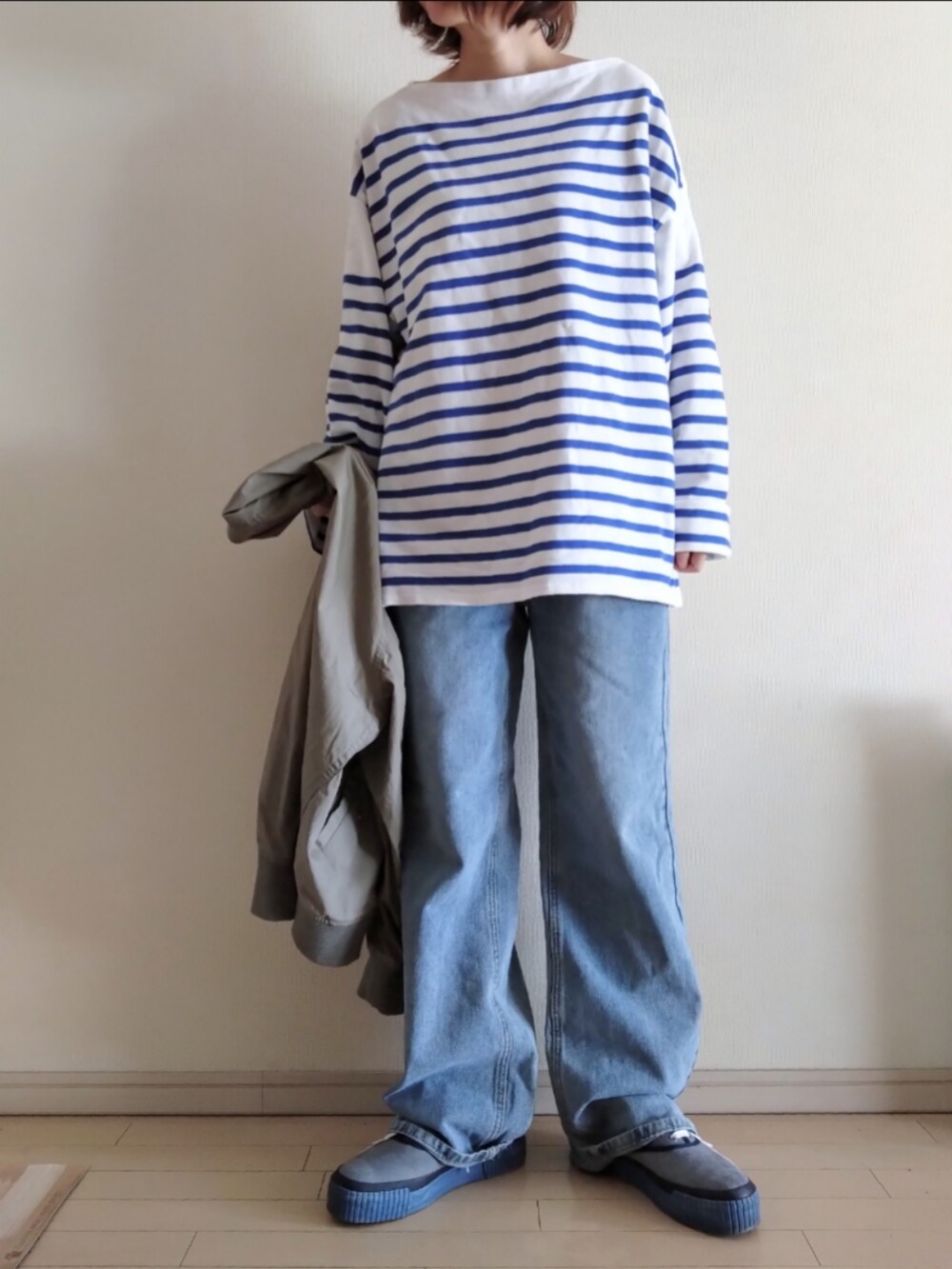 グリーン系のMA-1、ブルー系のTシャツ/カットソー、ブルー系のデニムパンツを着用したレディースの冬コーディネートの2枚目の写真