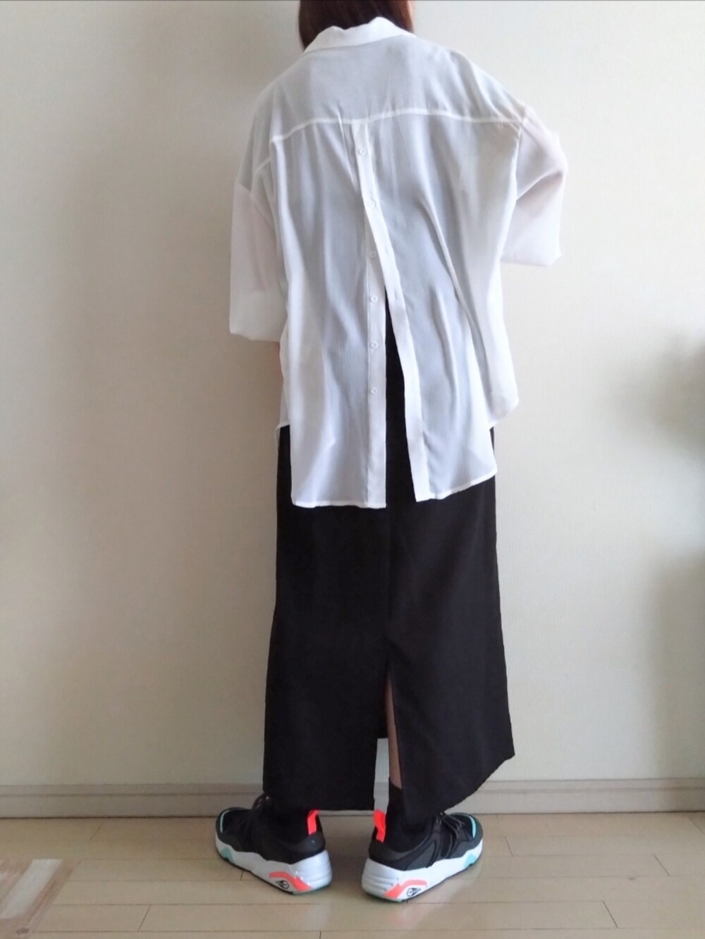 ブラック系のワンピース、グレー系のTシャツ/カットソー、ホワイト系のシャツ/ブラウスを着用したレディースの春コーディネートの3枚目の写真