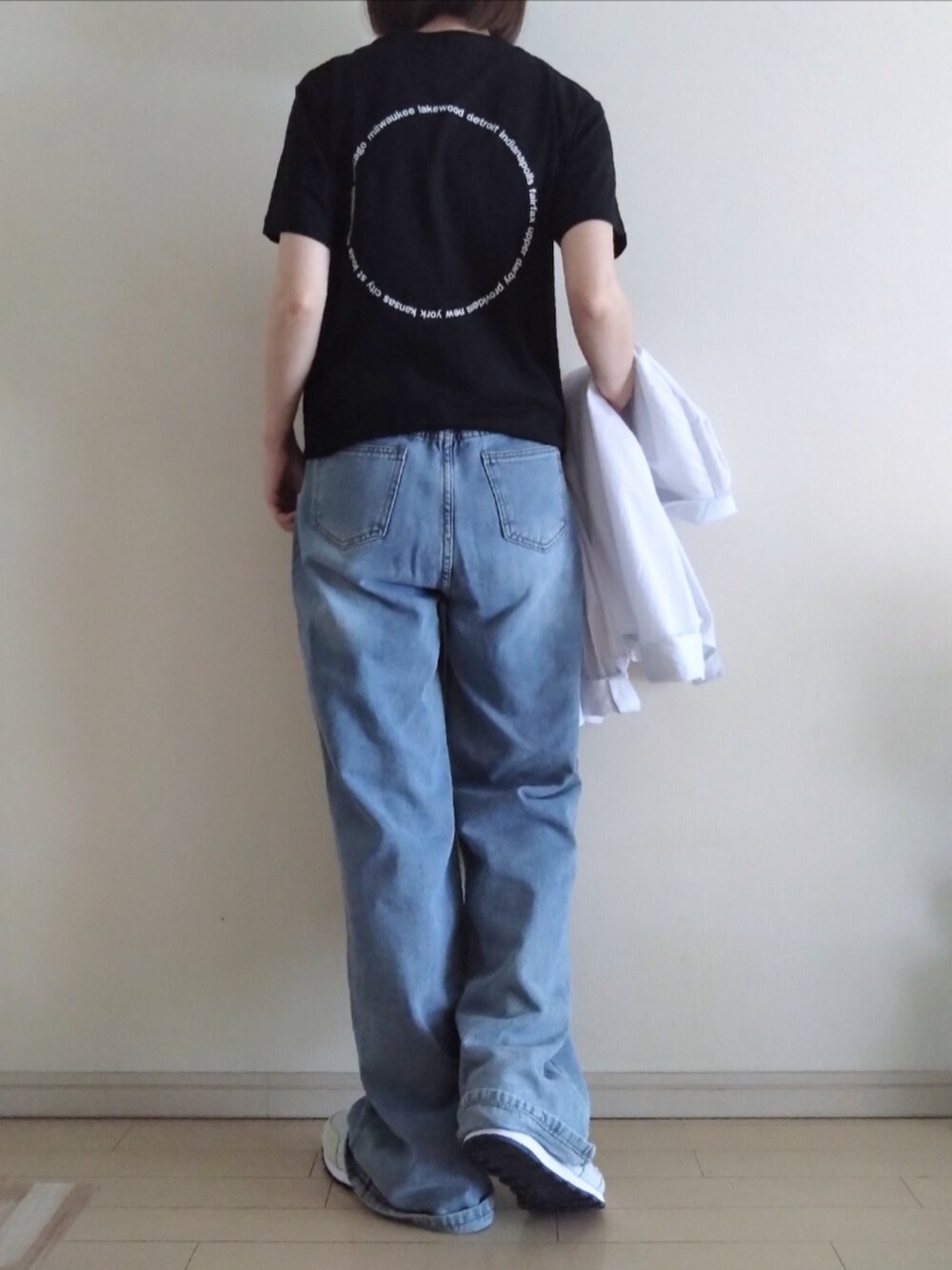 グレー系のシャツ/ブラウス、ブラック系のTシャツ/カットソー、ブルー系のデニムパンツを着用したレディースの春コーディネートの2枚目の写真