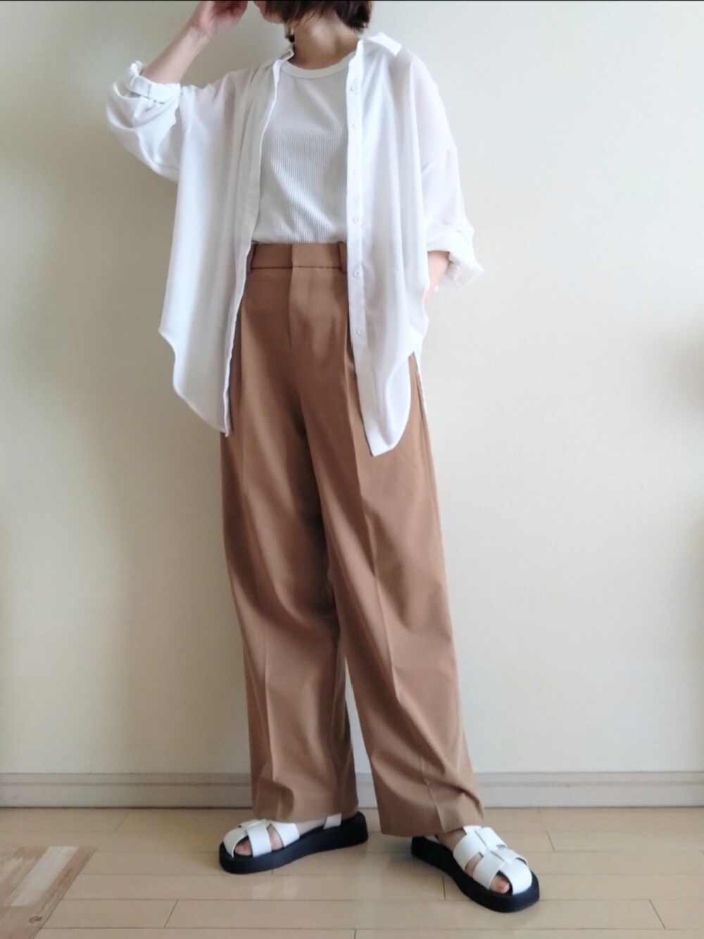 ホワイト系のサンダル、ホワイト系のシャツ/ブラウス、ホワイト系のタンクトップを着用したレディースの夏コーディネートの3枚目の写真