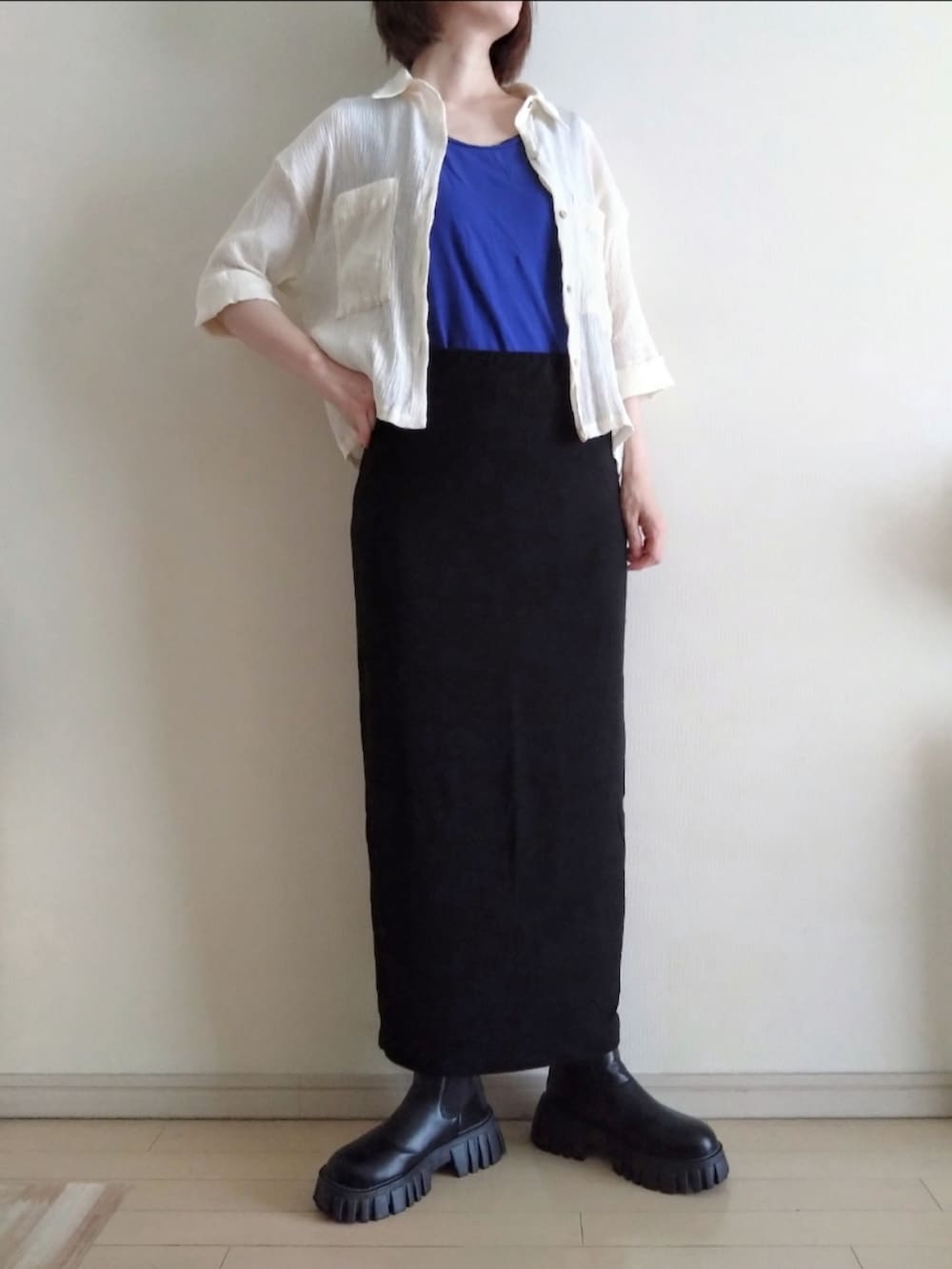 ホワイト系のシャツ/ブラウス、ブルー系のTシャツ/カットソー、ブラック系のスカートを着用したレディースの夏コーディネートの3枚目の写真