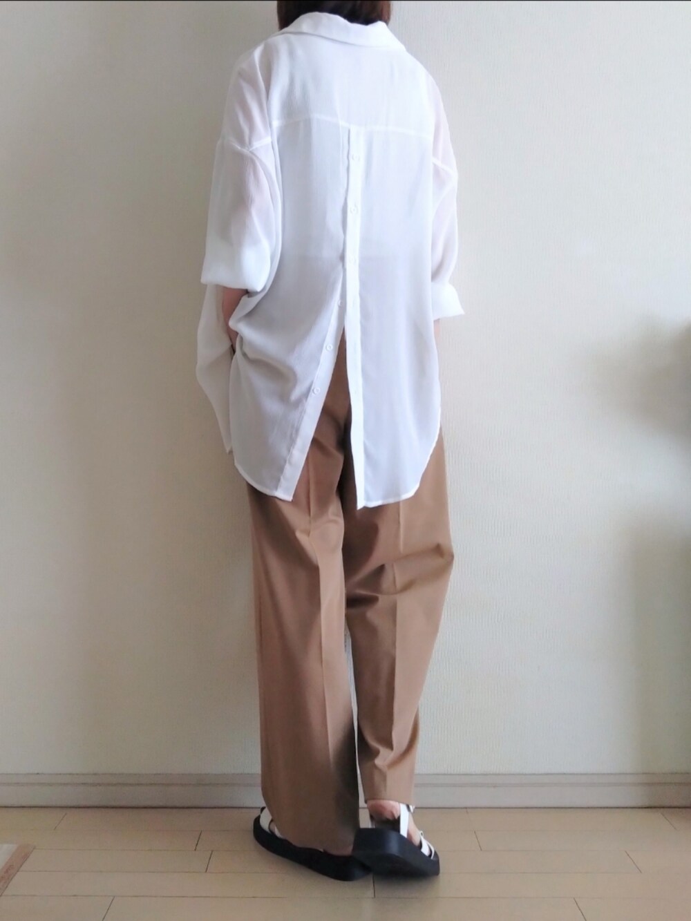 ホワイト系のサンダル、ホワイト系のシャツ/ブラウス、ホワイト系のタンクトップを着用したレディースの夏コーディネートの2枚目の写真