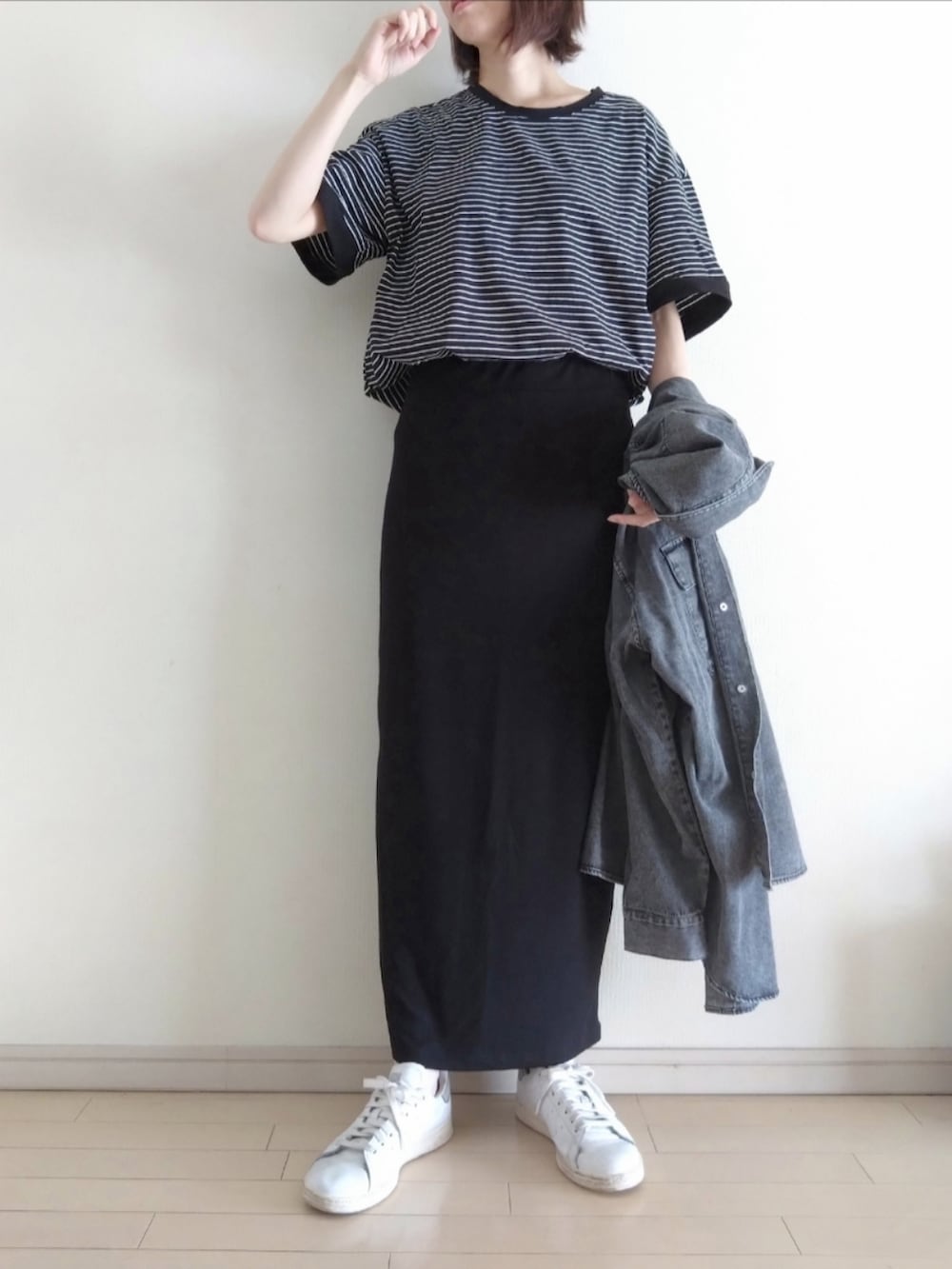 ブラック系のシャツ/ブラウス、ブラック系のTシャツ/カットソー、ブラック系のスカートを着用したレディースの秋コーディネートの3枚目の写真