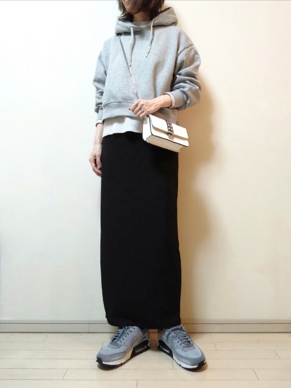 グリーン系のMA-1、グレー系のパーカー、グレー系のTシャツ/カットソーを着用したレディースの秋コーディネートの3枚目の写真