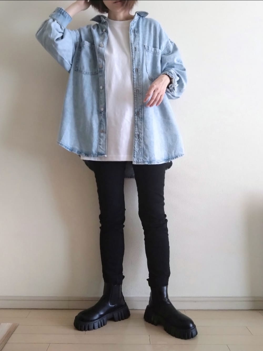 ブルー系のシャツ/ブラウス、ホワイト系のTシャツ/カットソー、ブラック系のパンツを着用したレディースの秋コーディネートの4枚目の写真