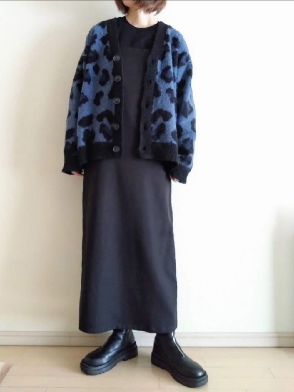 ブラック系のカーディガン/ボレロ、ブラック系のTシャツ/カットソー、ブラック系のワンピースを着用したレディースの冬コーディネートの2枚目の写真