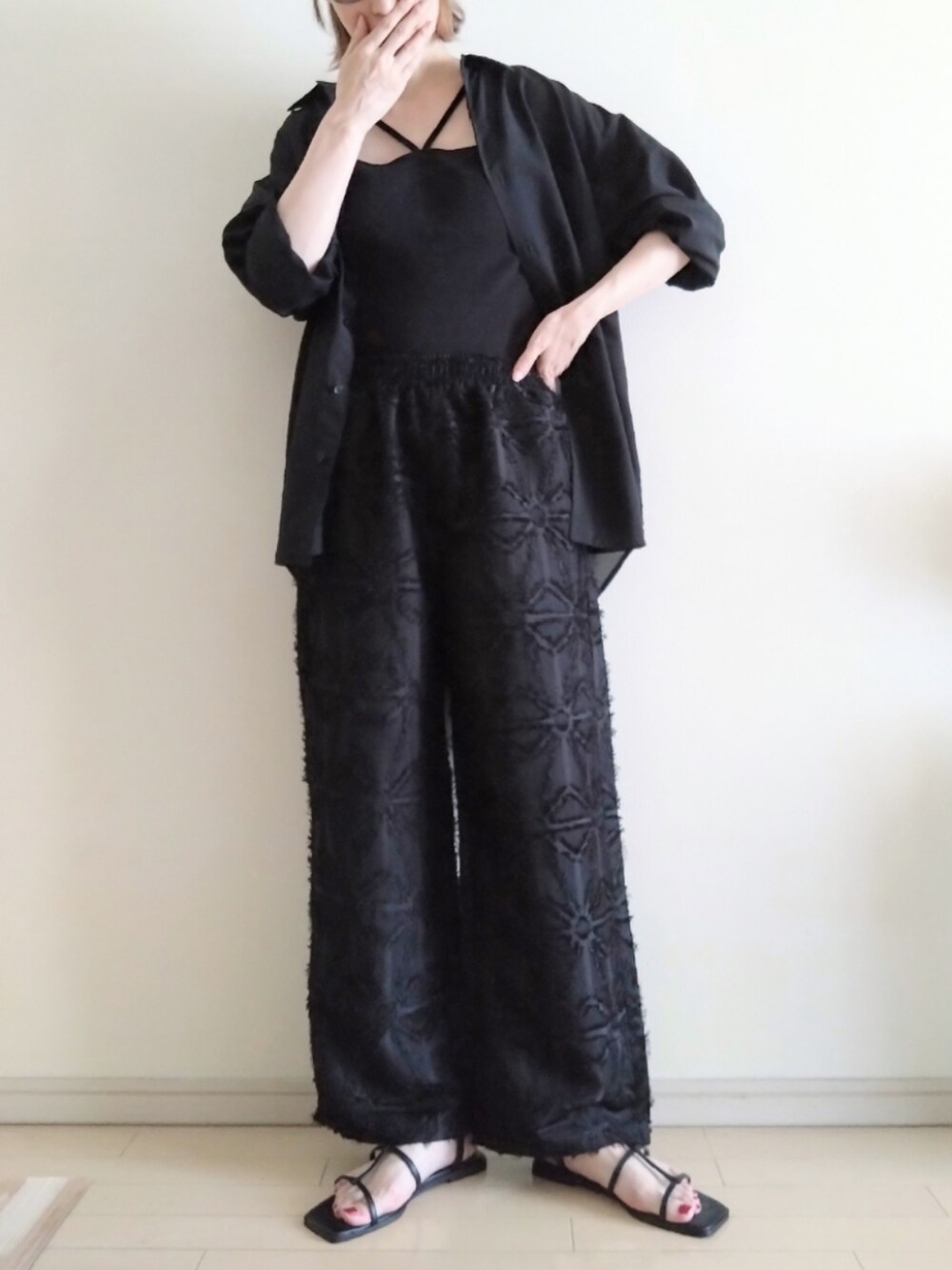 ブラック系のサンダル、ブラック系のシャツ/ブラウス、ブラック系のキャミソールを着用したレディースの夏コーディネートの2枚目の写真