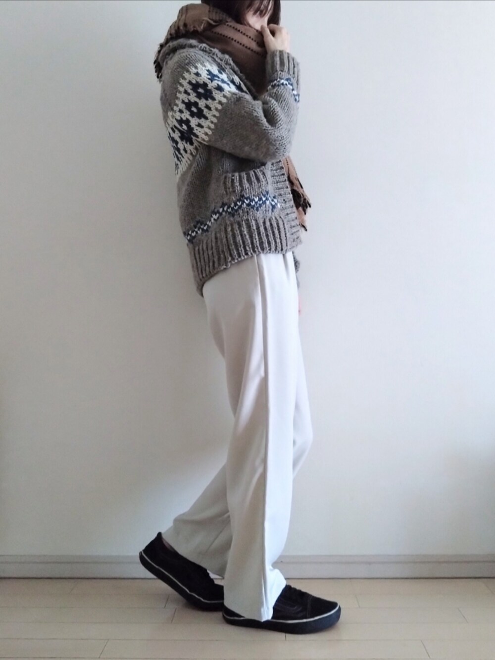 ベージュ系のその他アウター、ブラック系のTシャツ/カットソー、ホワイト系のその他パンツを着用したレディースの冬コーディネートの2枚目の写真