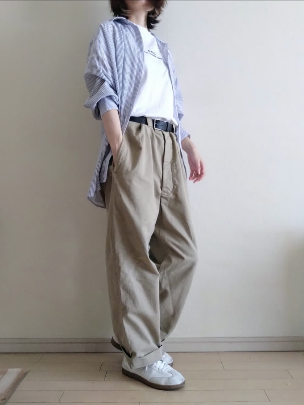 ブルー系のシャツ/ブラウス、ホワイト系のTシャツ/カットソー、ベージュ系のチノパンツを着用したレディースの夏コーディネートの2枚目の写真