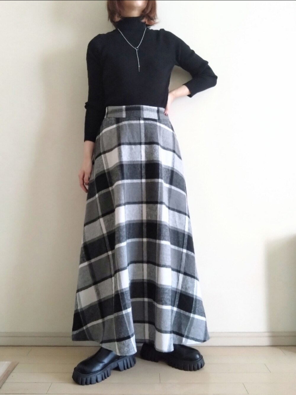 ブルー系のデニムジャケット、ブラック系のニット/セーター、ブラック系のスカートを着用したレディースの秋コーディネートの2枚目の写真