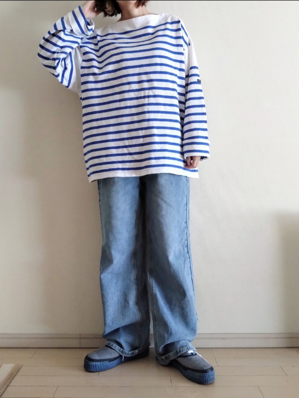 グリーン系のMA-1、ブルー系のTシャツ/カットソー、ブルー系のデニムパンツを着用したレディースの冬コーディネートの3枚目の写真