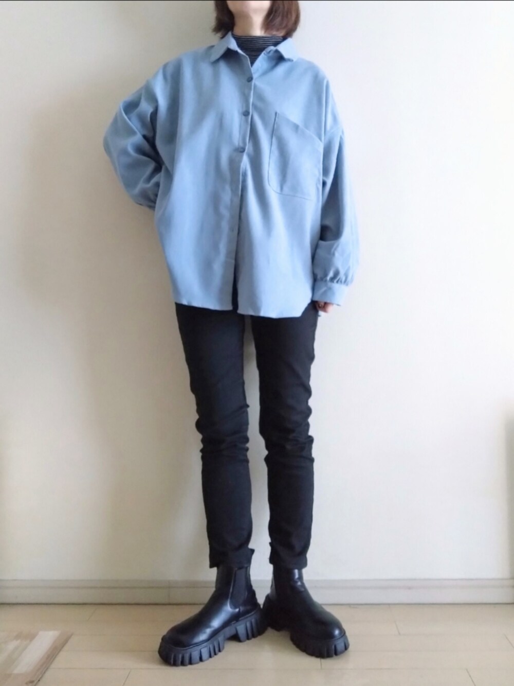ブルー系のシャツ/ブラウス、ブラック系のTシャツ/カットソー、ブラック系のその他パンツを着用したレディースの冬コーディネートの2枚目の写真