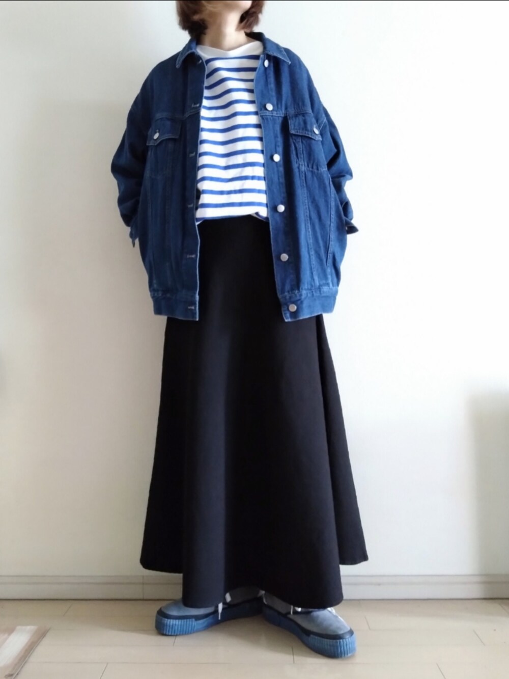ブルー系のTシャツ/カットソー、ブルー系のデニムジャケット、ブラック系のスカートを着用したレディースの冬コーディネートの3枚目の写真