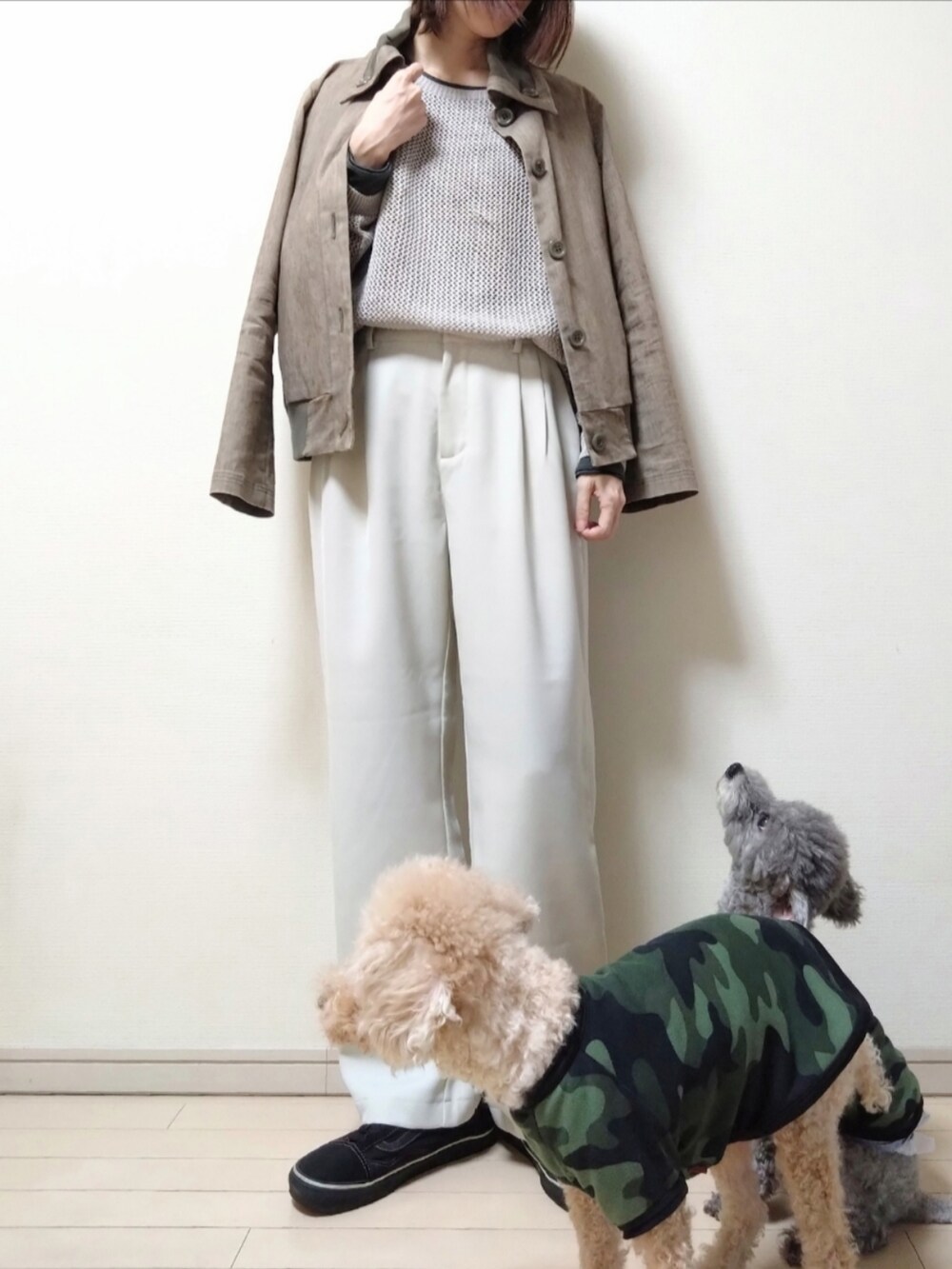 ブラウン系のブルゾン、グレー系のニット/セーター、グレー系のTシャツ/カットソーを着用したレディースの春コーディネートの3枚目の写真