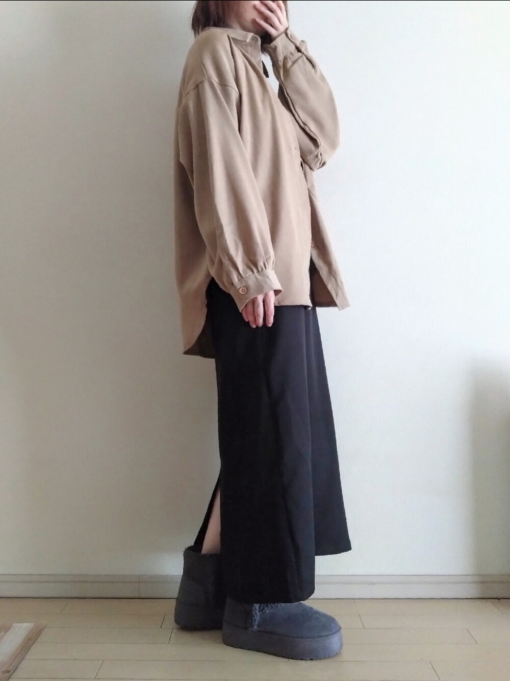 ベージュ系のシャツ/ブラウス、グレー系のTシャツ/カットソー、ブラック系のワンピースを着用したレディースの冬コーディネートの2枚目の写真