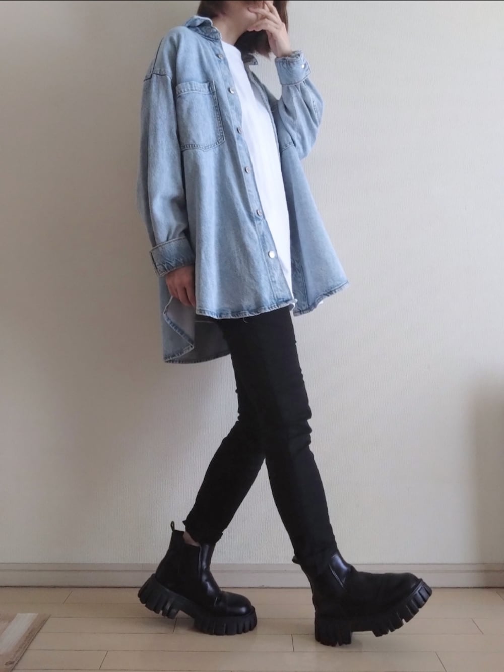 ブルー系のシャツ/ブラウス、ホワイト系のTシャツ/カットソー、ブラック系のパンツを着用したレディースの秋コーディネートの2枚目の写真