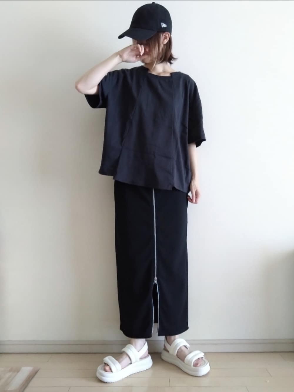「シンプルコーデ、モノトーン、ワントーンコーデ、ブラック×グレー、プチプラ、SHEIN、キャップ、Tシャツ、ロングスカート、ナロースカート、フロントジップスカート、厚底サンダル、パフィーサンダル、大人カジュアル、夏コーデ」｜「NEW ERAのニューエラキャップ カジュアルクラシック シンプル無地 スナップバックキャップ（キャップ、ブラック系）」を使った、kazaneさん（骨格ウェーブ・レディース・166cm）の夏コーディネートの2枚目の写真