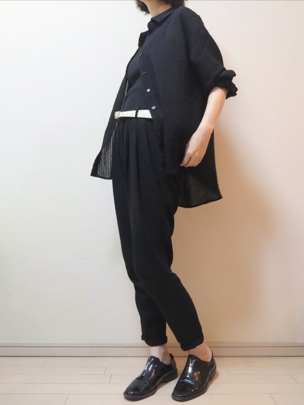 ブラック系のキャミソール、ブラック系のその他パンツ、ブラック系のその他シューズを着用したレディースの夏コーディネートの2枚目の写真