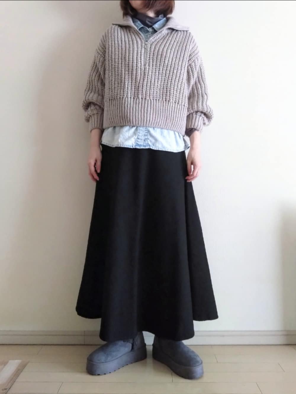 ベージュ系のニット/セーター、ブルー系のシャツ/ブラウス、グレー系のTシャツ/カットソーを着用したレディースの冬コーディネートの2枚目の写真