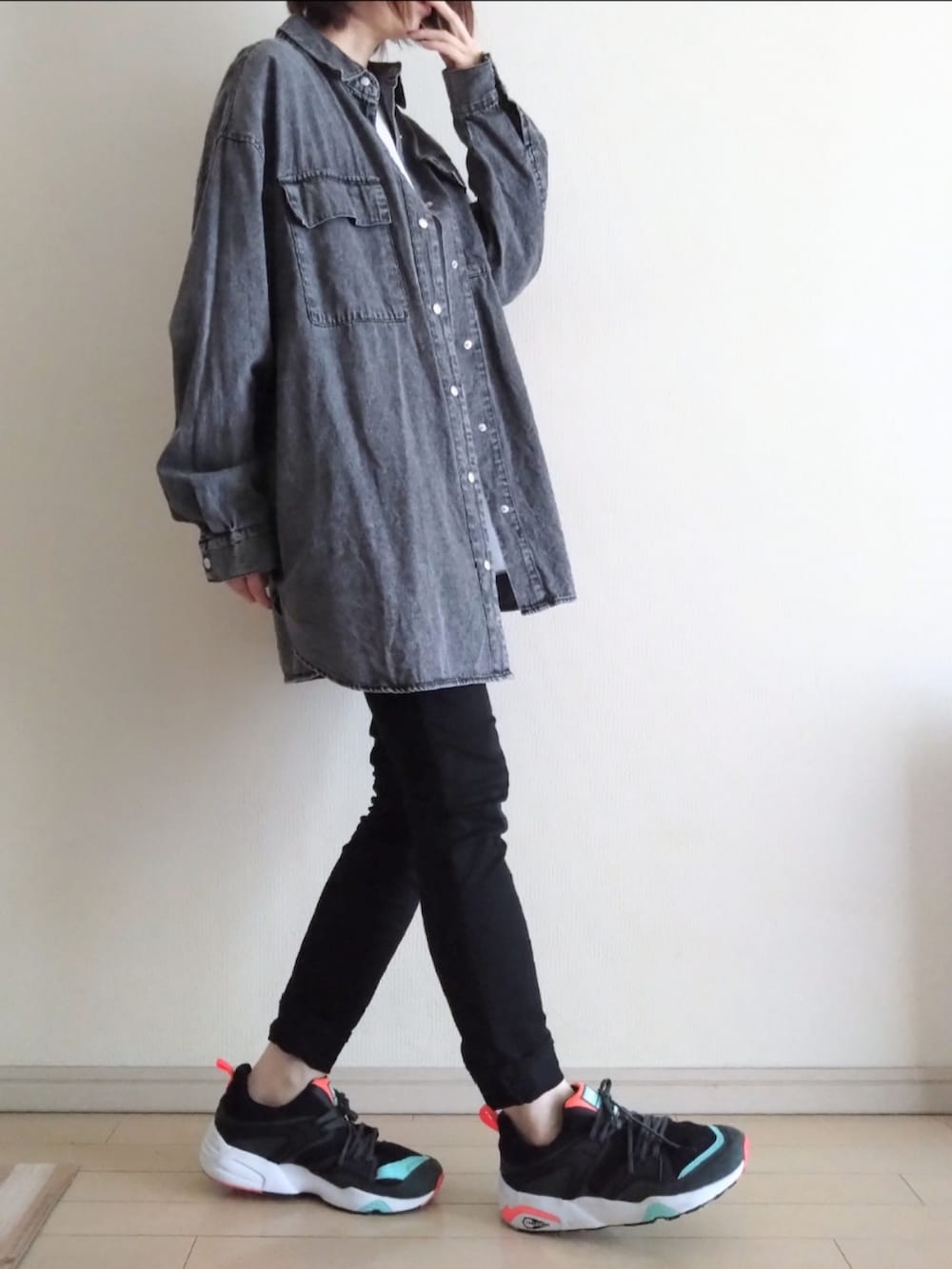 ブラック系のシャツ/ブラウス、ホワイト系のTシャツ/カットソー、ブラック系のパンツを着用したレディースの秋コーディネートの3枚目の写真