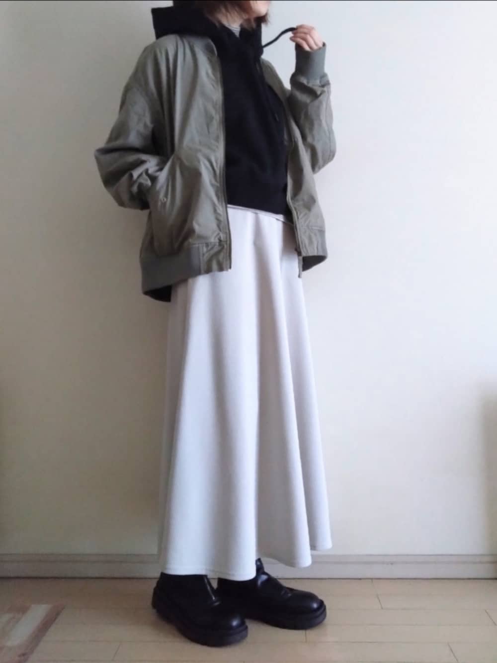 グリーン系のMA-1、ブラック系のパーカー、その他のTシャツ/カットソーを着用したレディースの秋コーディネートの2枚目の写真