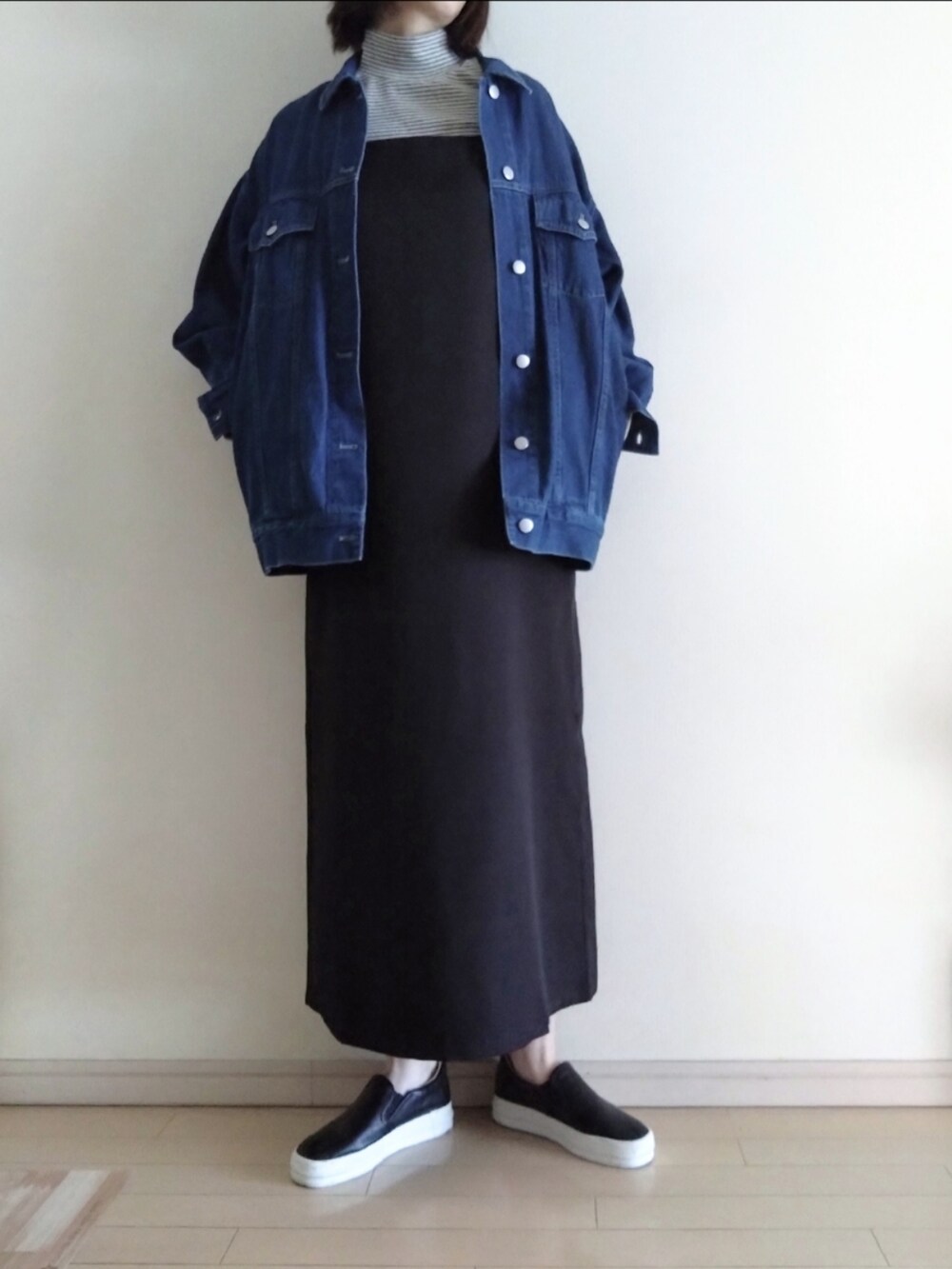 ブラック系のワンピース、ブルー系のデニムジャケット、その他のTシャツ/カットソーを着用したレディースの春コーディネートの2枚目の写真