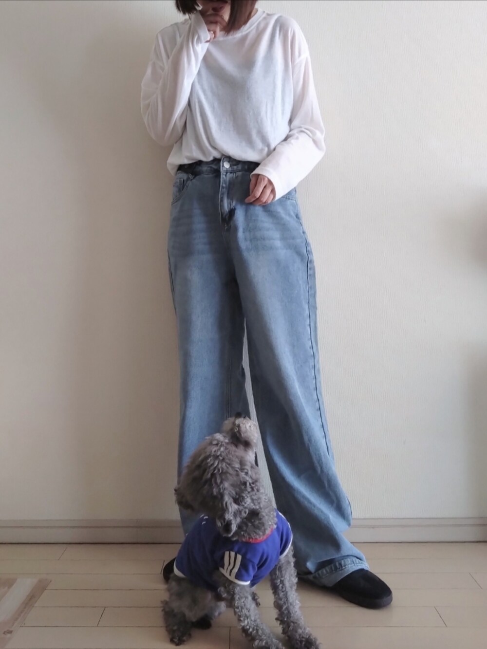 ホワイト系のTシャツ/カットソー、ブラック系のキャミソール、ブルー系のデニムパンツを着用したレディースの春コーディネートの2枚目の写真