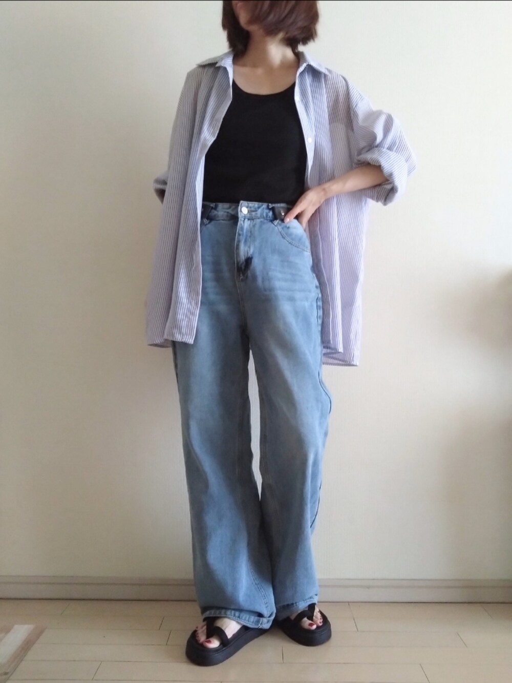 ブルー系のシャツ/ブラウス、ブラック系のタンクトップ、ブルー系のデニムパンツを着用したレディースの夏コーディネートの2枚目の写真