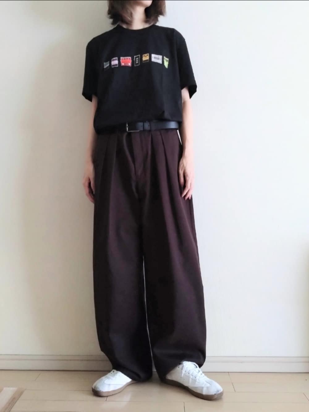 ブラック系のTシャツ/カットソー、ブラック系のシャツ/ブラウス、ブラウン系のチノパンツを着用したレディースの秋コーディネートの2枚目の写真