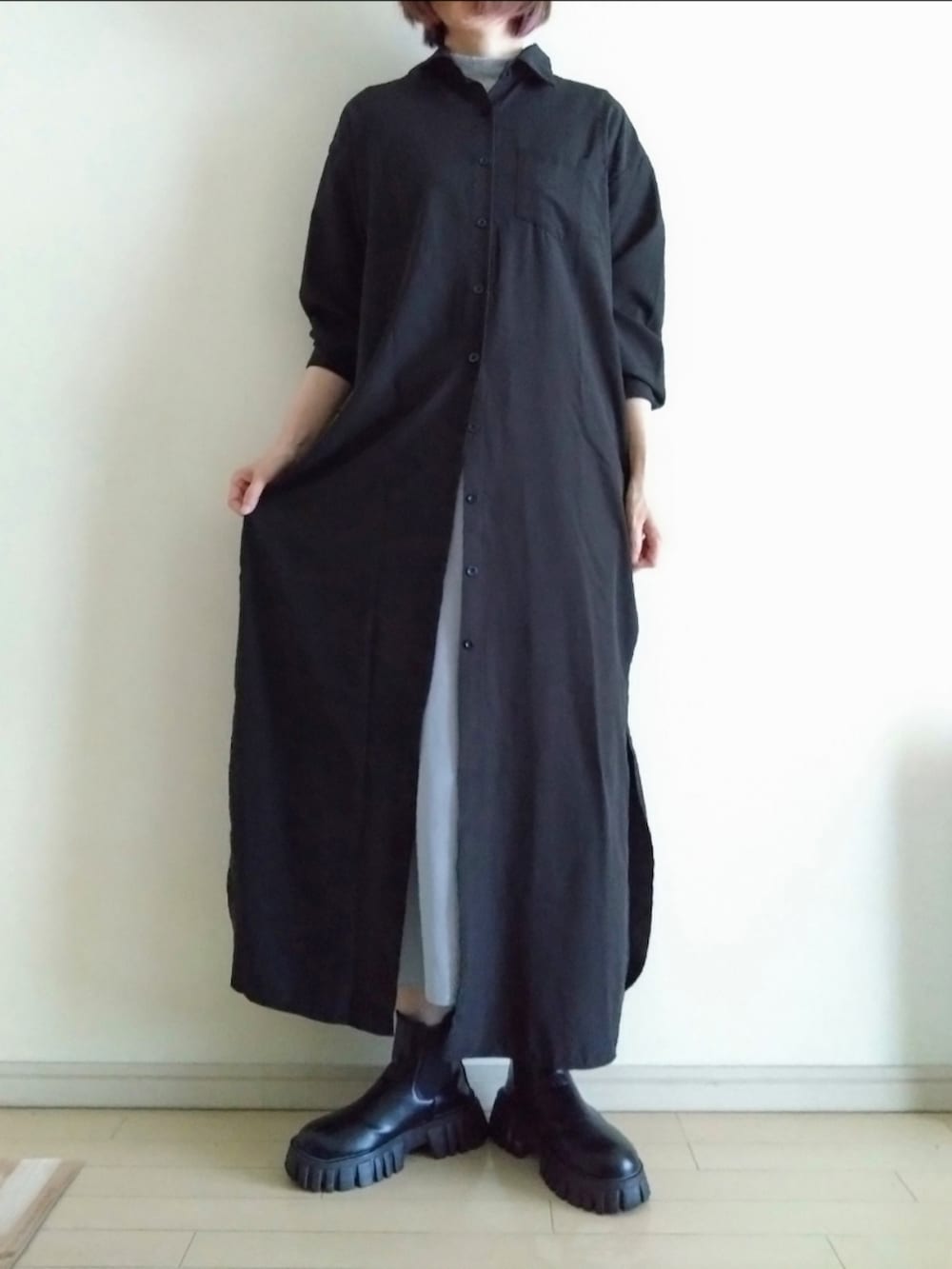 ブラック系のシャツワンピース、グレー系のその他パンツ、ブラック系のブーツを着用したレディースの秋コーディネートの2枚目の写真