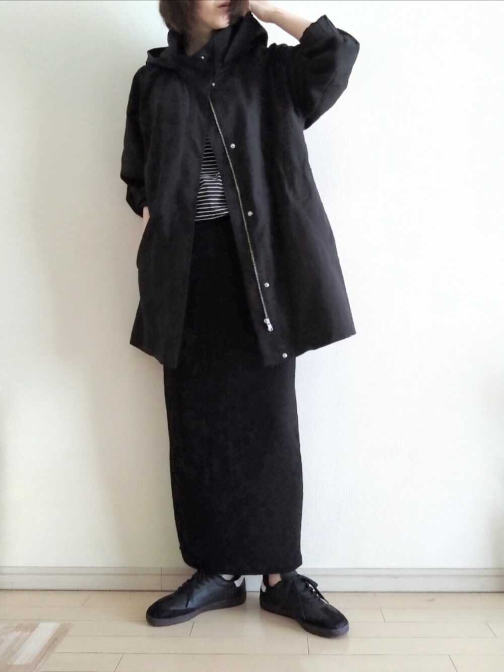 ブラック系のブルゾン、ブラック系のTシャツ/カットソー、ブラック系のスカートを着用したレディースの春コーディネートの2枚目の写真