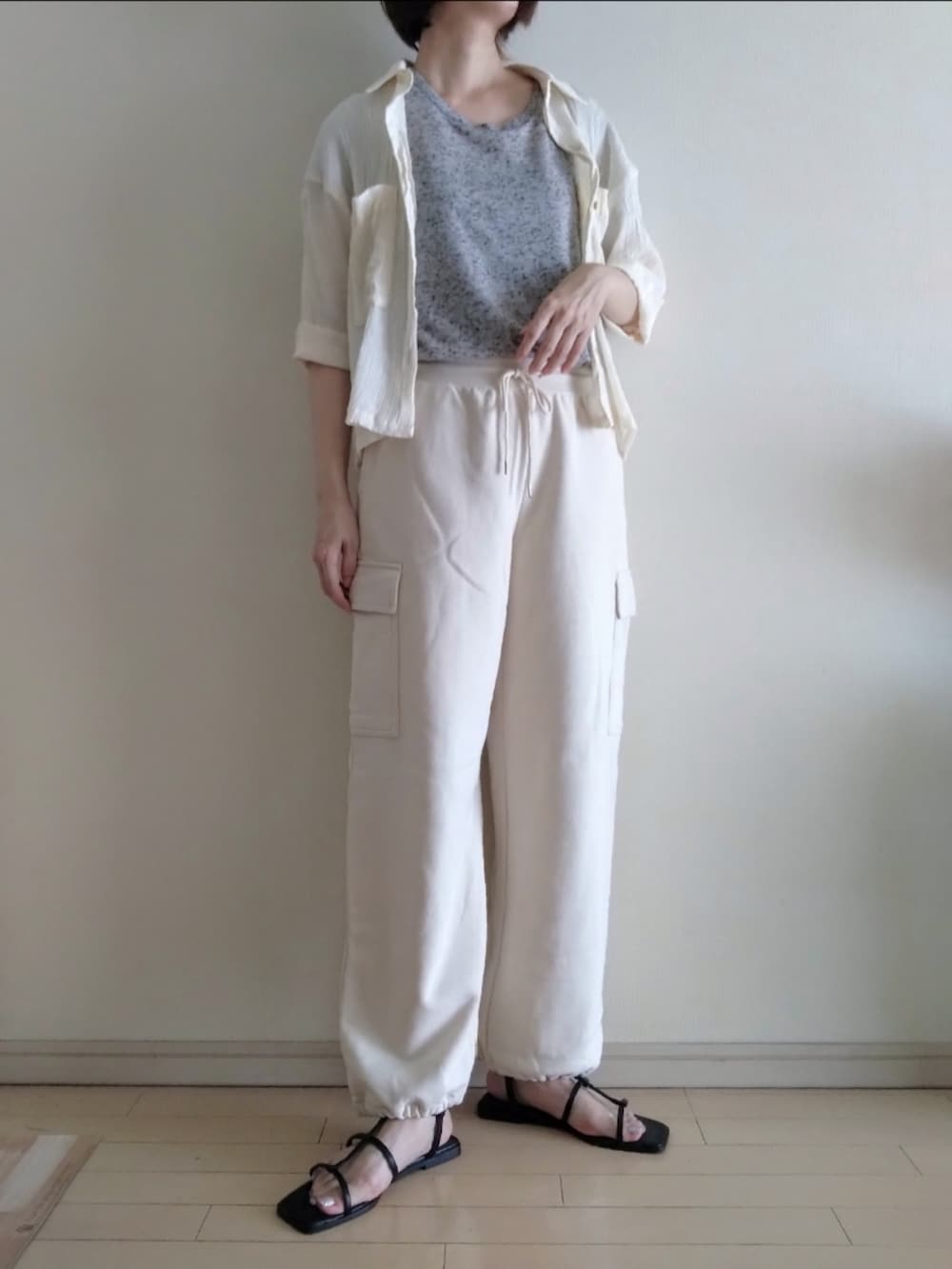ホワイト系のシャツ/ブラウス、グレー系のTシャツ/カットソー、ホワイト系のカーゴパンツを着用したレディースの夏コーディネートの2枚目の写真