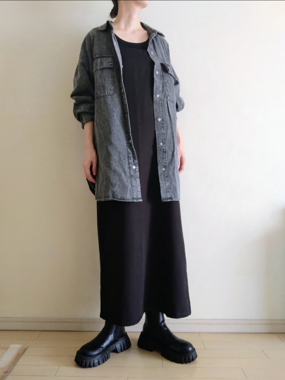 ブラック系のシャツ/ブラウス、ブラック系のタンクトップ、ブラック系のワンピースを着用したレディースの秋コーディネートの2枚目の写真