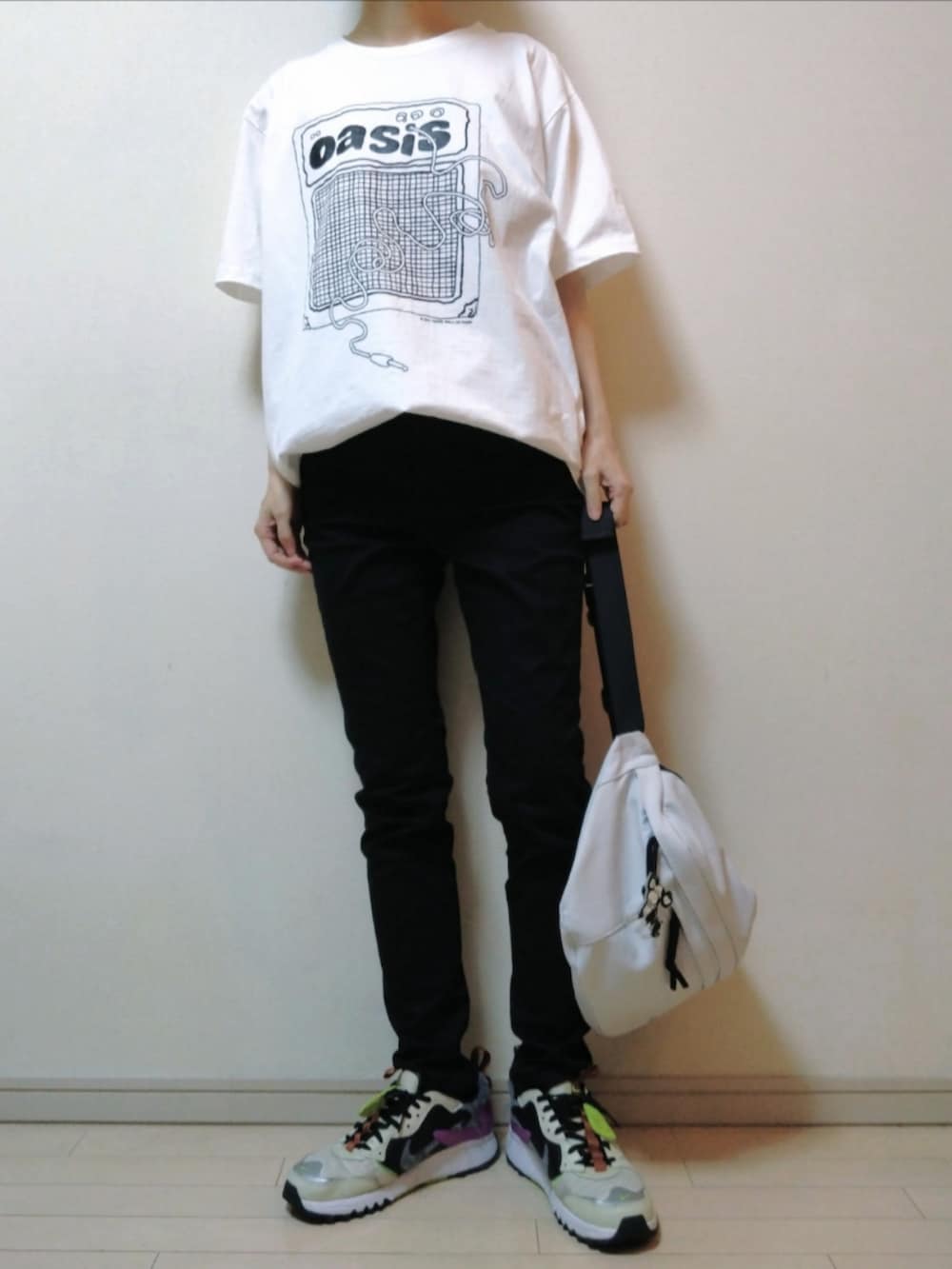 ホワイト系のTシャツ/カットソー、ホワイト系のボディバッグ/ウエストポーチ、ブラック系のパンツを着用したレディースの夏コーディネートの2枚目の写真