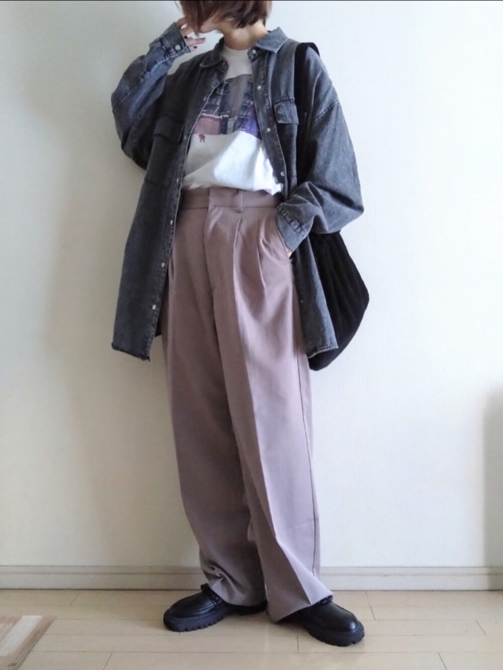 ブラック系のシャツ/ブラウス、ホワイト系のTシャツ/カットソー、ベージュ系のスラックスを着用したレディースの秋コーディネートの2枚目の写真