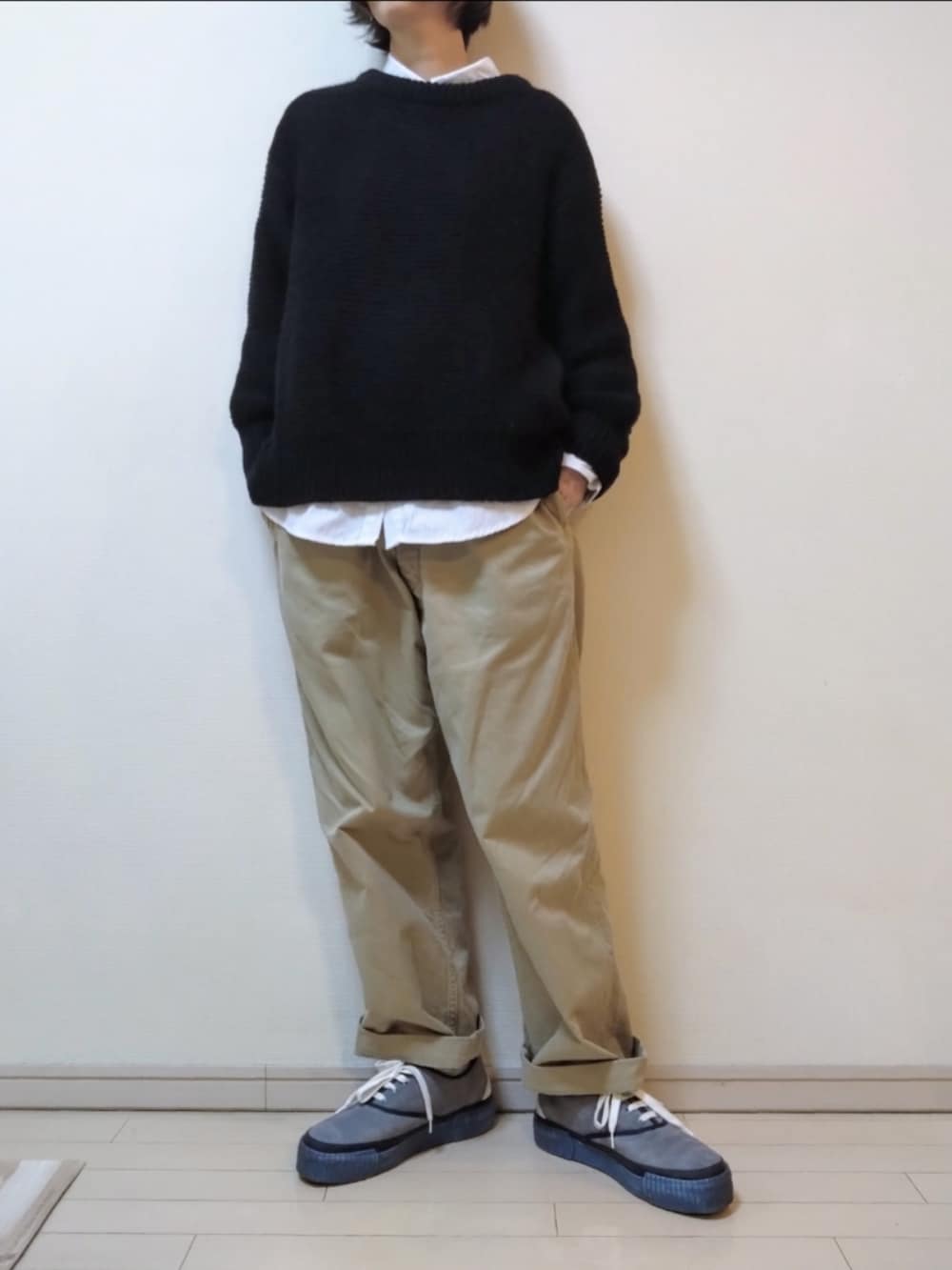 ブラック系のステンカラーコート、ブラック系のニット/セーター、グレー系のシャツ/ブラウスを着用したレディースの冬コーディネートの4枚目の写真