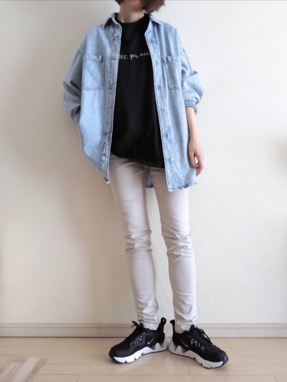 ブルー系のシャツ/ブラウス、ブラック系のTシャツ/カットソー、ホワイト系のその他パンツを着用したレディースの春コーディネートの2枚目の写真