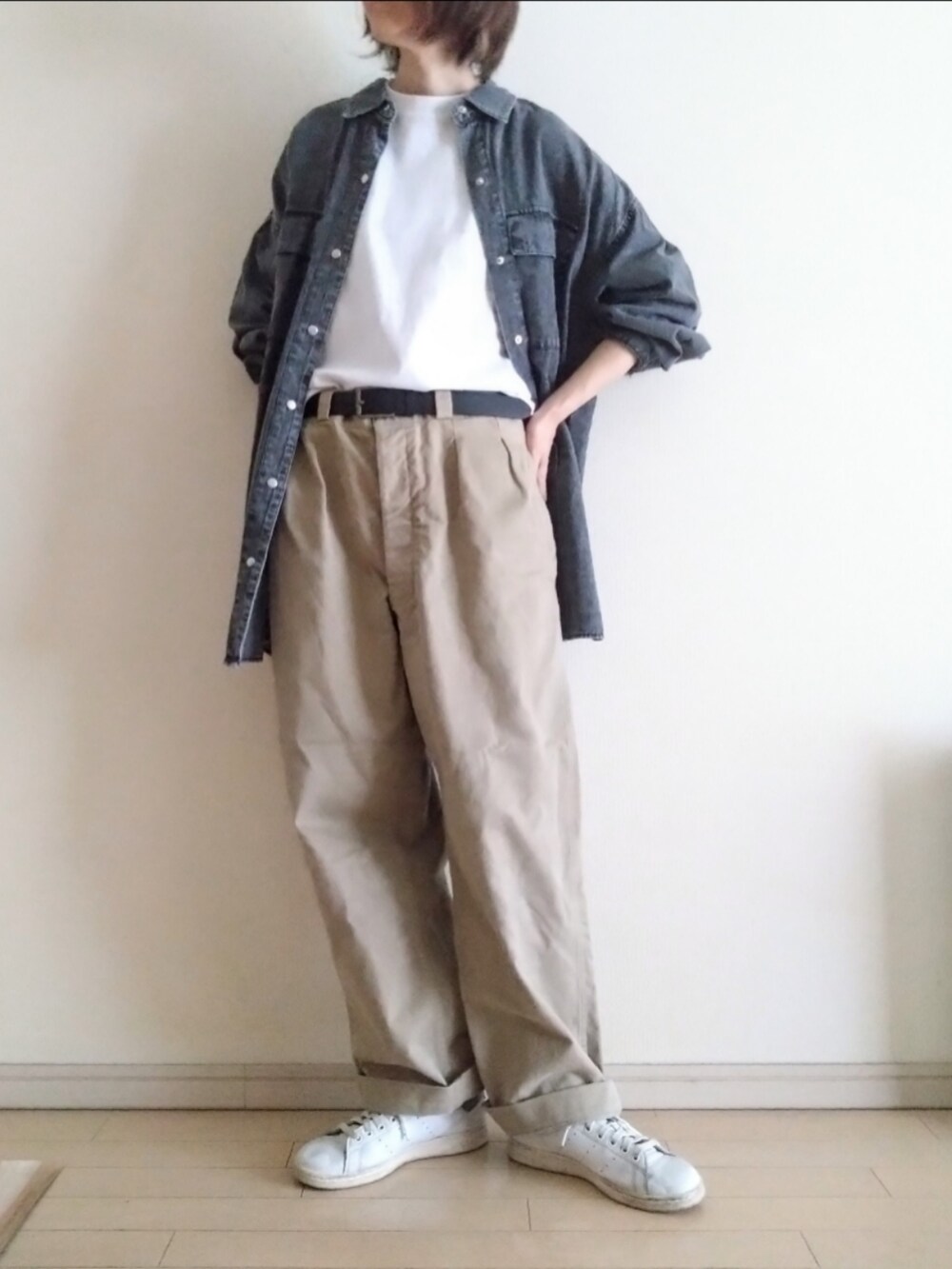 ブラック系のシャツ/ブラウス、ホワイト系のTシャツ/カットソー、ベージュ系のチノパンツを着用したレディースの春コーディネートの2枚目の写真