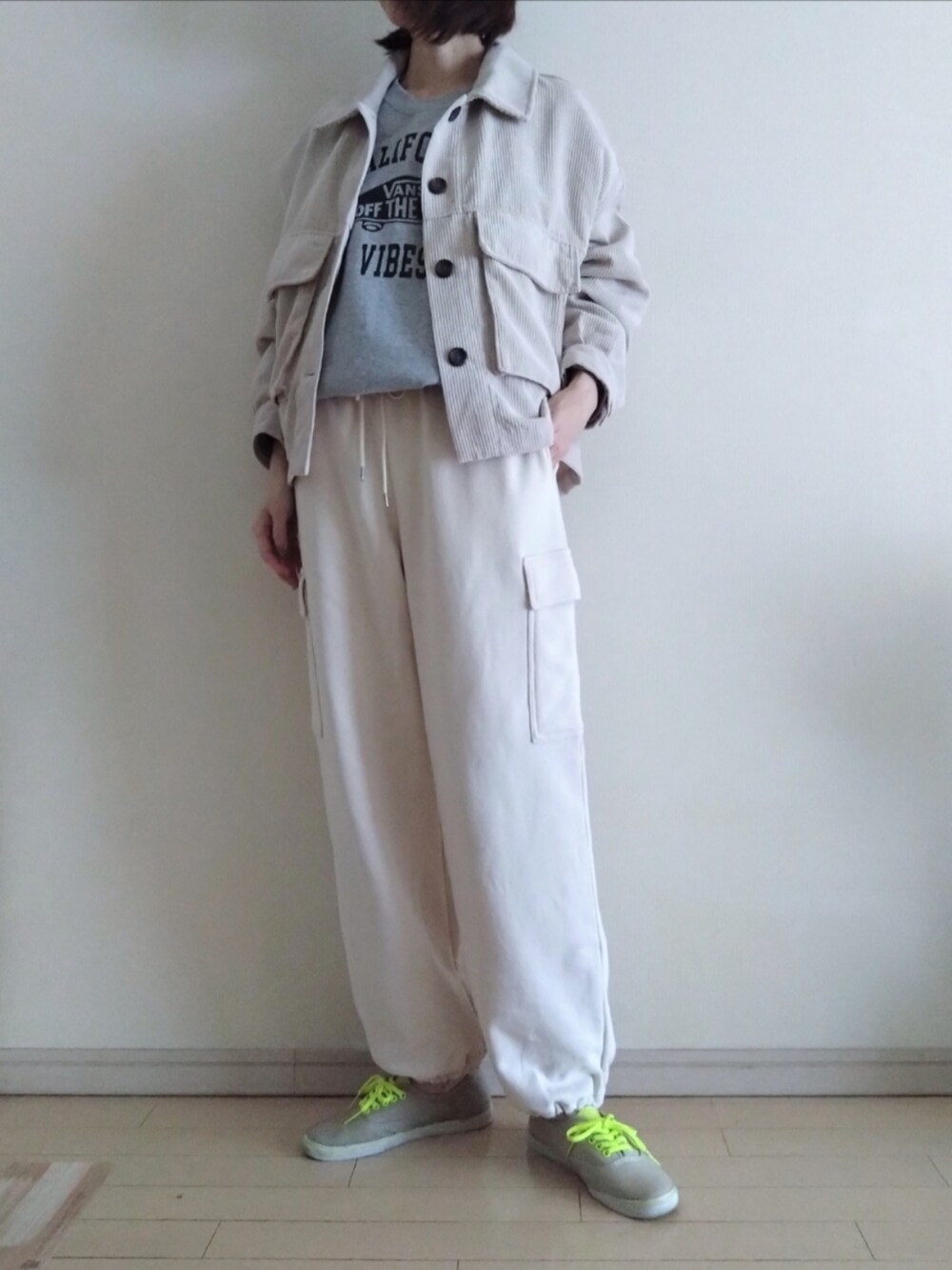 グレー系のスウェット、ホワイト系のブルゾン、ホワイト系のカーゴパンツを着用したレディースの春コーディネートの2枚目の写真